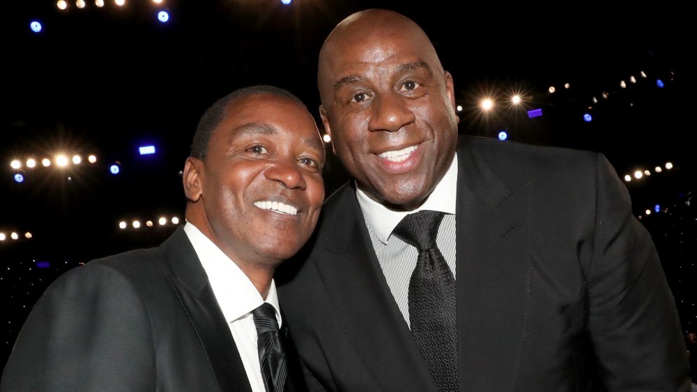 Isiah Thomas et Magic Johnson en costume, souriant