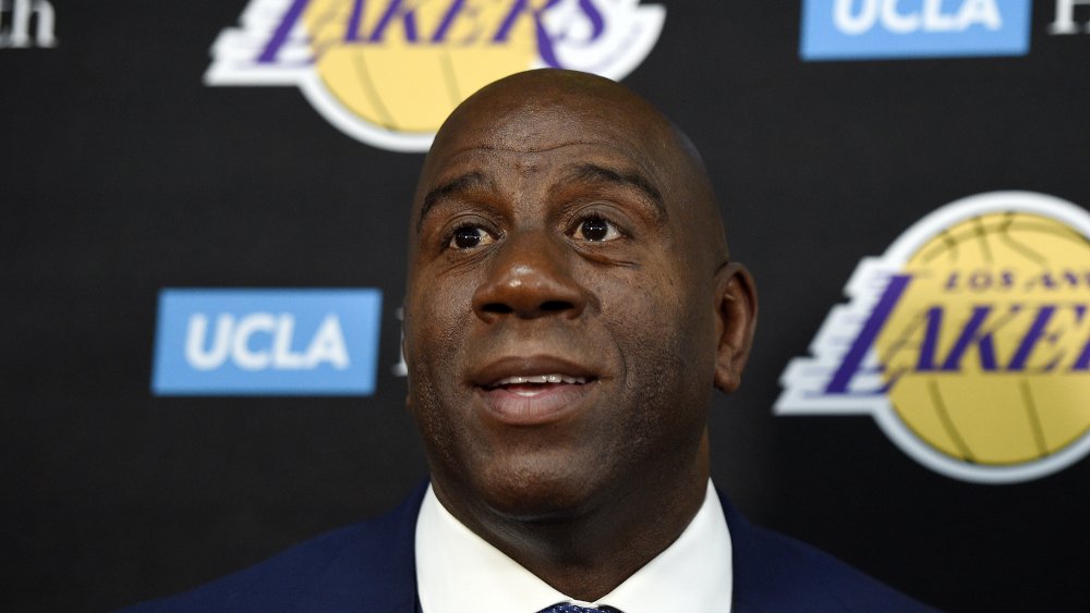 Magic Johnson s’exprimant lors d’un événement de presse