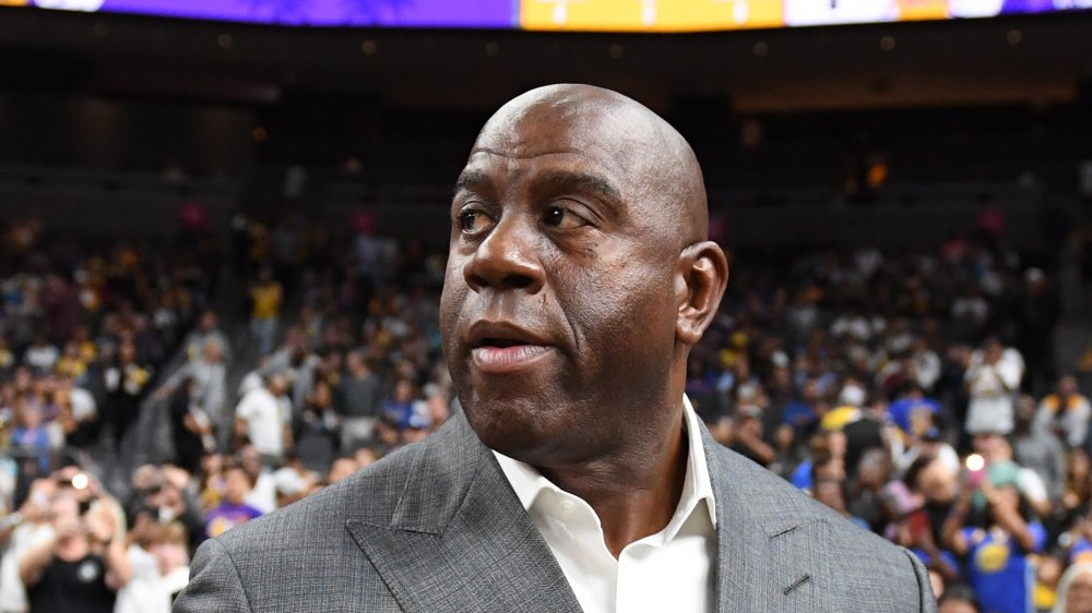 Magic Johnson sur le terrain de basket-ball, regardant de côté