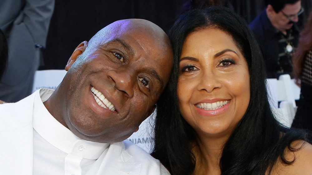 Magic Johnson avec la tête reposant sur Cookie Johnson, les deux souriant