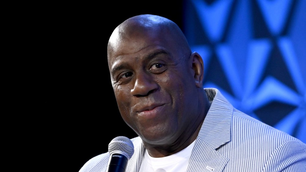 Magic Johnson avec microphone, sourire