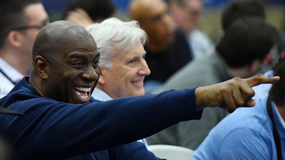 Magic Johnson pointant et riant dans une foule