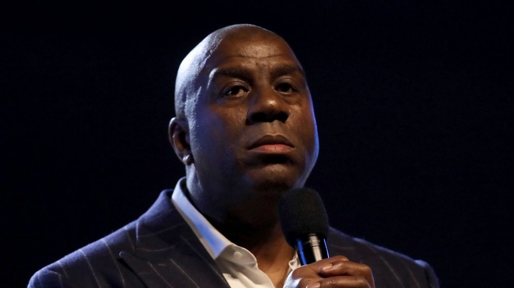 Magic Johnson sur scène avec microphone