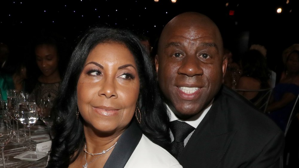 Cookie Johnson regardant hors caméra, Magic Johnson souriant