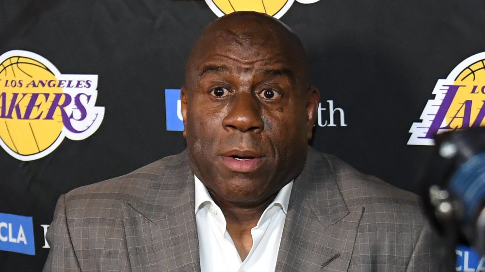 Magic Johnson s’exprimant à l’événement Lakers