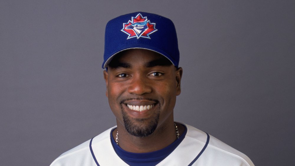 Carlos Delgado avec le maillot et le chapeau des Blue Jays, souriant