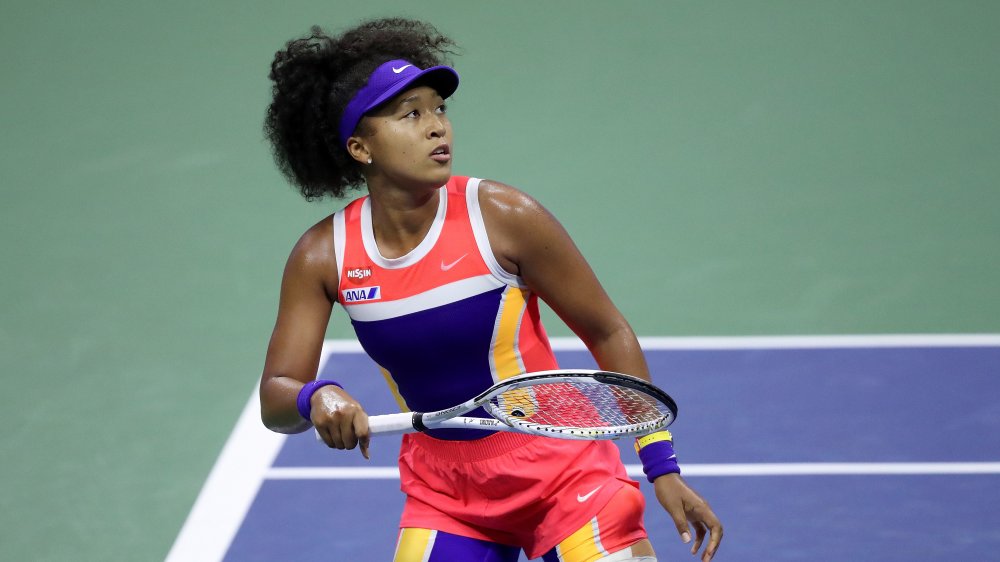 Naomi Osaka sur le court de tennis, jouant