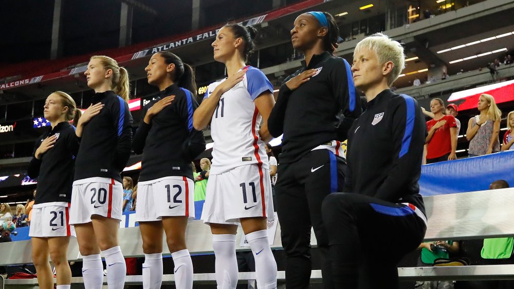 Megan Rapinoe à genoux avant le match de football