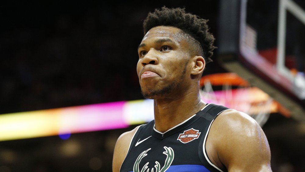 Giannis Antetokounmpo sur le terrain de basket, gros plan