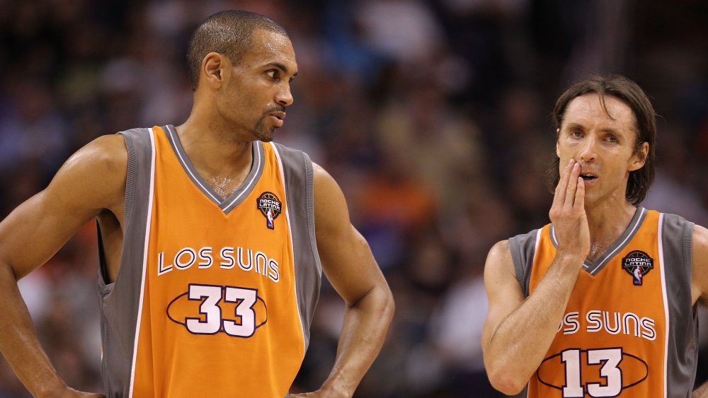 Grant Hill et Steve Nash sur le terrain de basket-ball