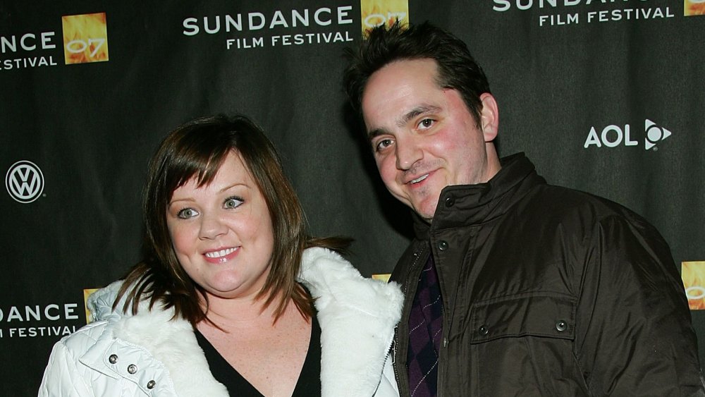 Melissa McCarthy, Ben Falcone souriant tout en bras-en-am au Festival du film de Sundance