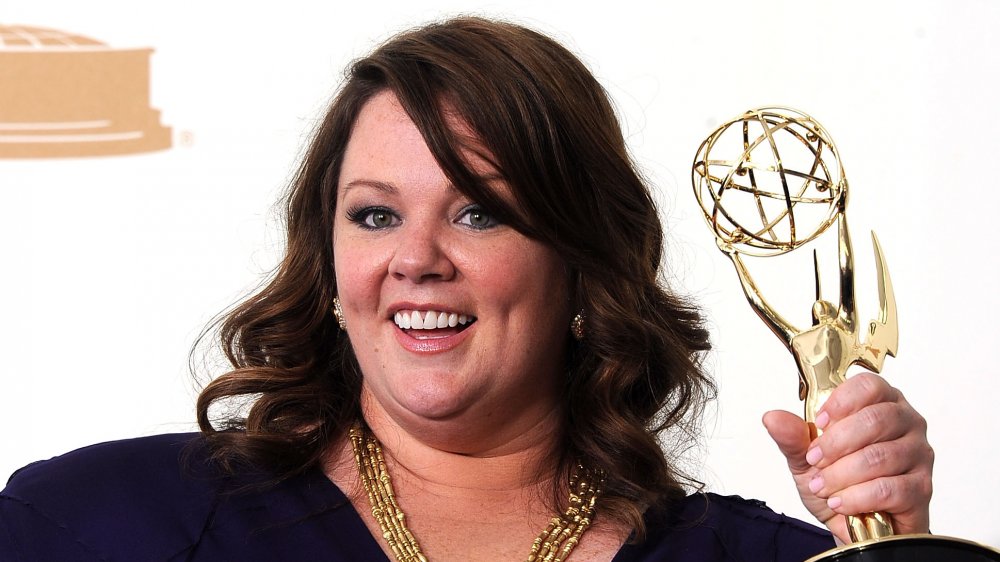 Melissa McCarthy souriant tout en tenant son Emmy Award en 2011