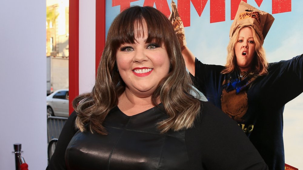 Melissa McCarthy avec des franges, souriant à la première de Tammy