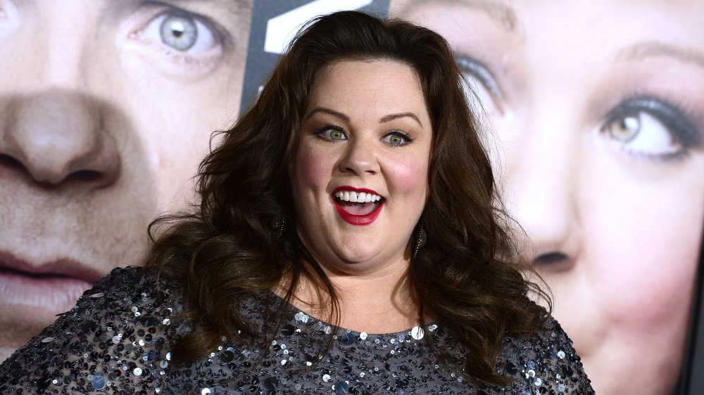 Melissa McCarthy dans une robe noire à paillettes, souriant grande à La première de The Thief