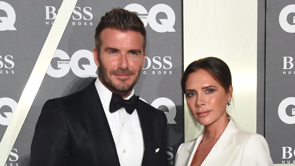 David Beckham en tenue formelle à côté de Victoria Beckham