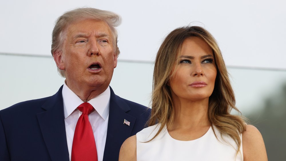 Donald Trump s’exprimant aux côtés de Melania Trump, regardant de côté