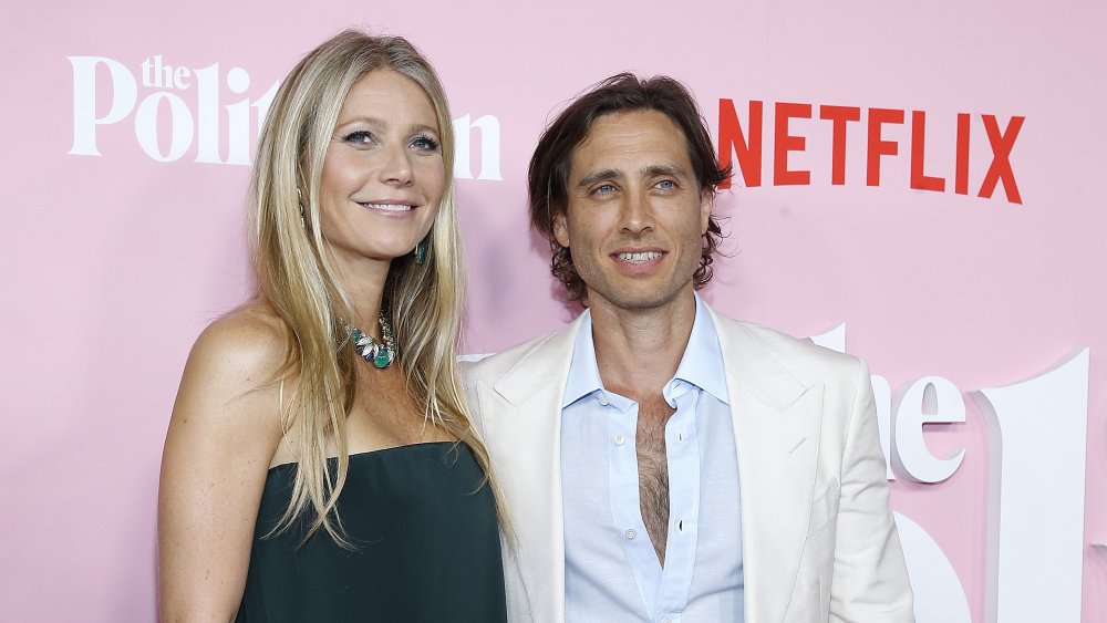 Gwyneth Paltrow et Brad Falchuk devant un mur rose