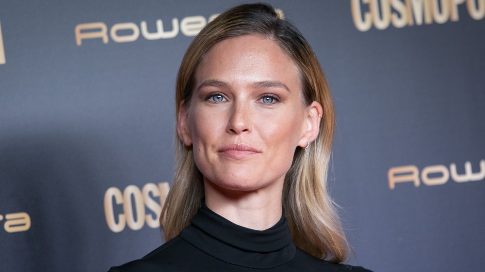 Bar Refaeli dans un col roulé noir