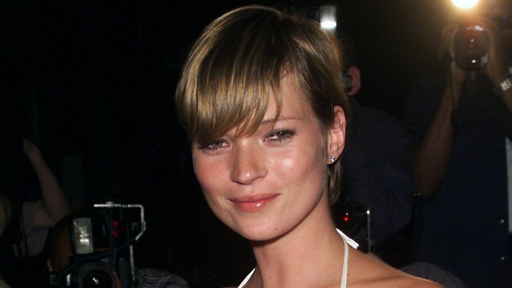 Jeune Kate Moss avec des cheveux tirés vers l’arrière et bangs