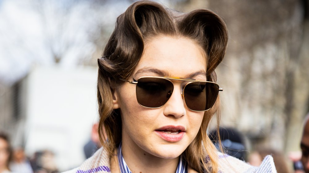 Gigi Hadid avec cheveux bouclés et lunettes de soleil