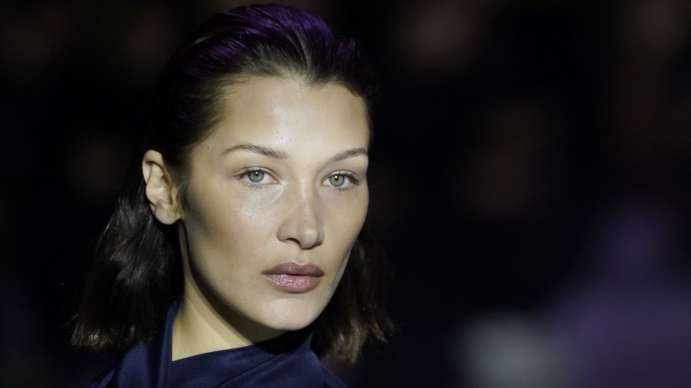 Bella Hadid dans les cheveux bruns et la lèvre rose 