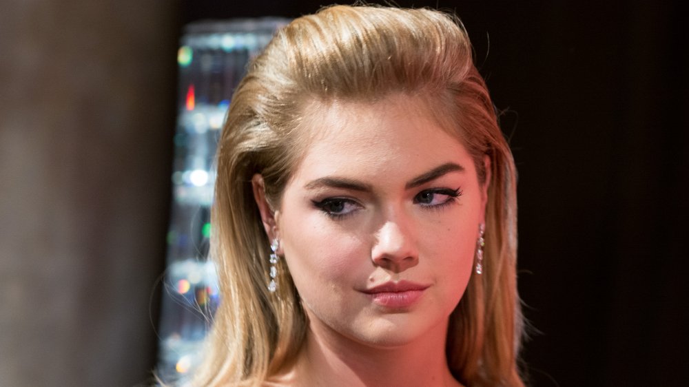 Kate Upton gros plan, donnant side-eye