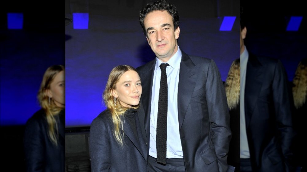 Mary-Kate Olsen et Pierre Olivier Sarkozy, posant bras dessus bras dessous avec des expressions sérieuses