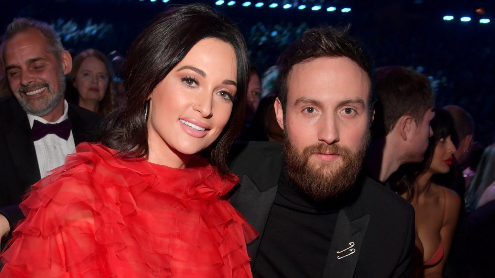 Kacey Musgraves et Ruston Kelly assis à un spectacle de remise de prix ensemble