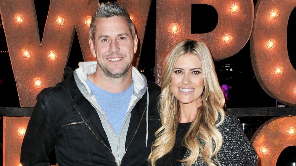 Ant Anstead et Christina Anstead, posant bras dessus bras dessous et souriant