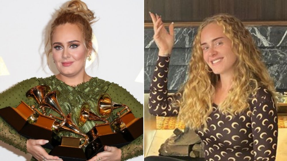 Adele à gauche tenant des Grammys, posant et souriant sur la droite