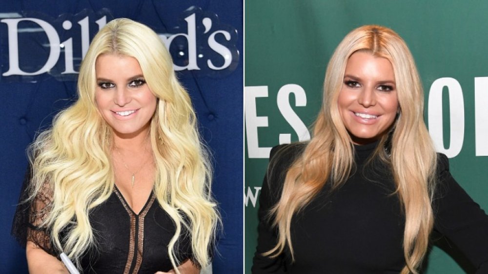 Jessica Simpson dans une robe noire et basse sur la gauche, dans un col roulé noir sur la droite