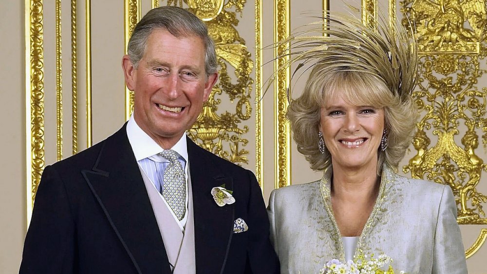 Le prince Charles et Camilla Parker Bowles souriant le jour de leur mariage