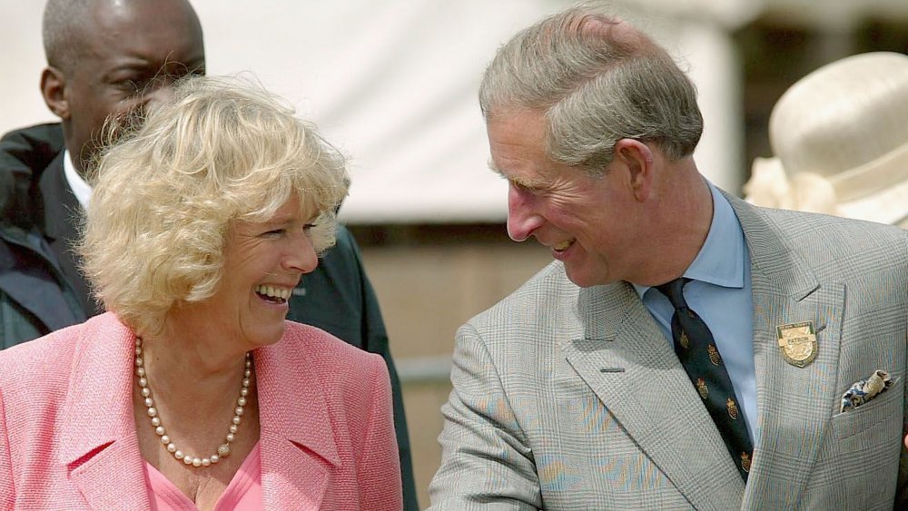 Camilla Parker Bowles et le prince Charles riant ensemble