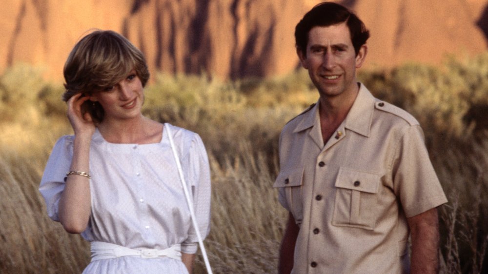 Princesse Diana et prince Charles, souriant tout en restant loin l’un de l’autre