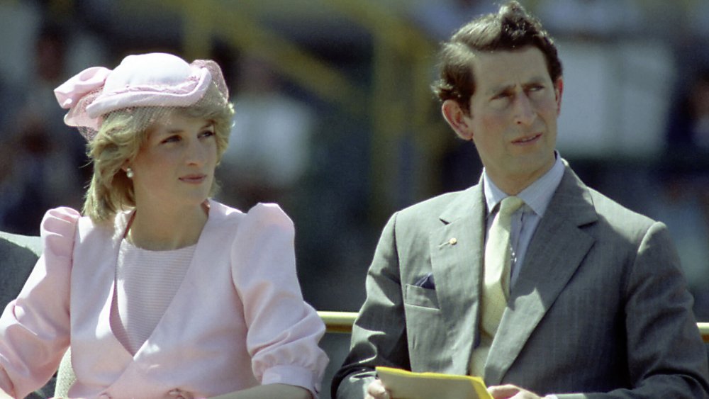 Princesse Diana et le prince Charles, tous deux regardant sur le côté avec une grimace