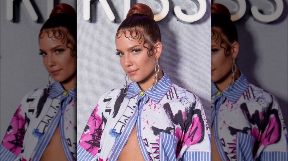 Halsey dans une veste colorée et des cheveux dans le pain