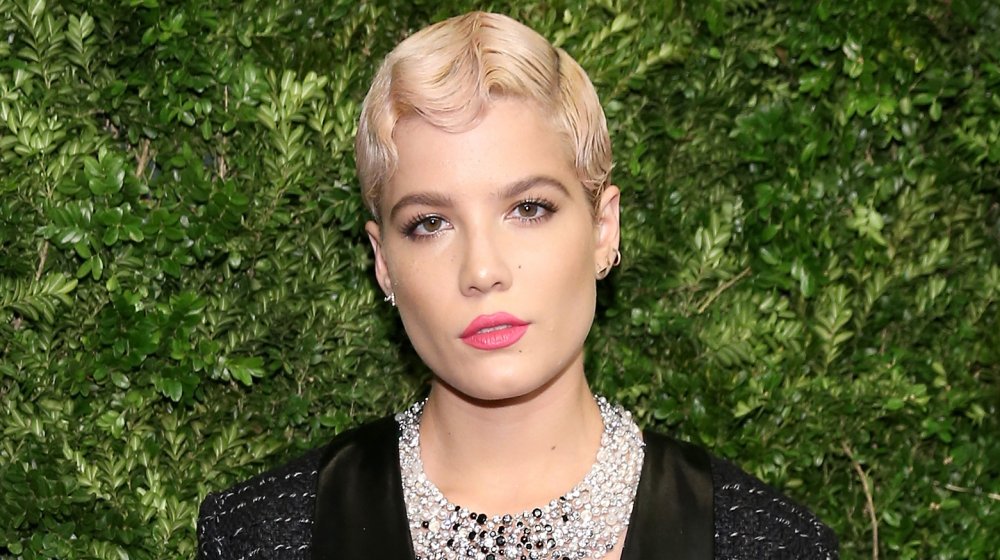 Halsey avec les cheveux courts dans les vagues et le collier argenté énorme