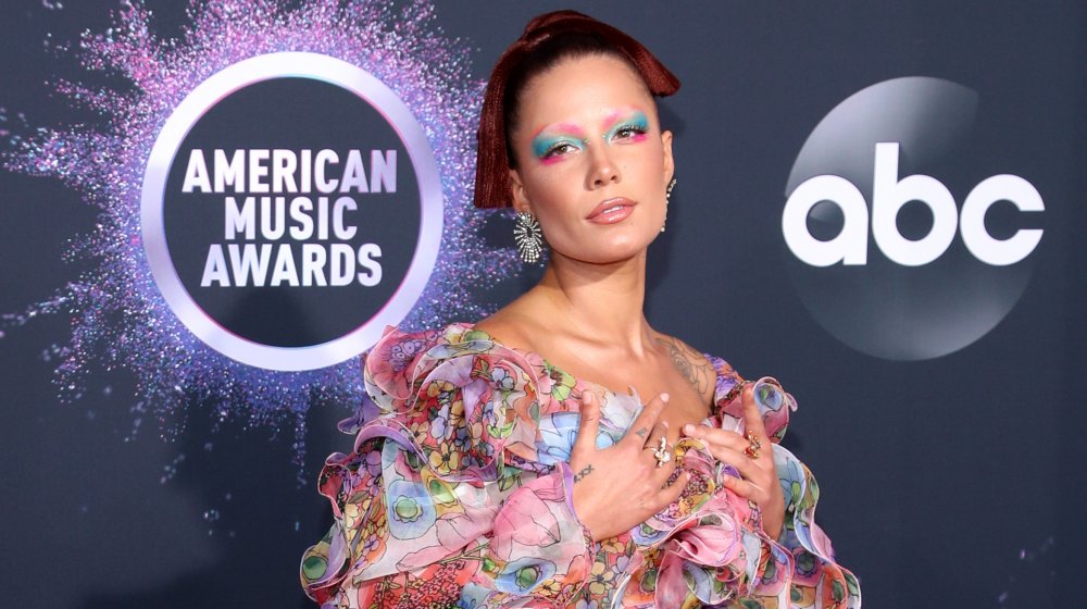 Halsey avec le maquillage arc-en-ciel-coloré dans une robe florale