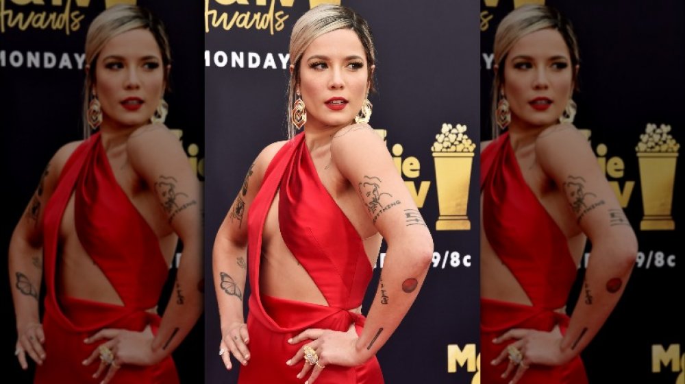 Halsey dans une robe rouge révélatrice