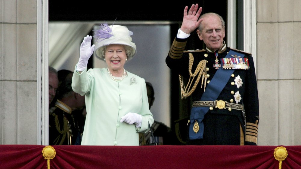 Le prince Philip et la reine Elizabeth regardent le survol du Mall of British and US World War II depuis le balcon du palais de Buckingham le jour de la commémoration nationale en 2005