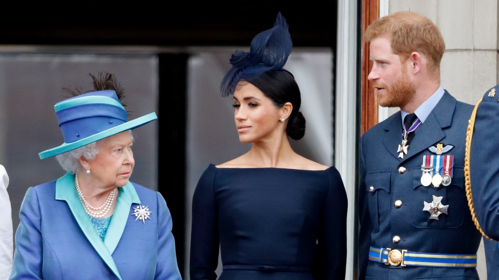 La reine Elizabeth, Meghan Markle et le prince Harry ont fait un survol pour marquer le centenaire de la Royal Air Force depuis le balcon du palais de Buckingham en 2018