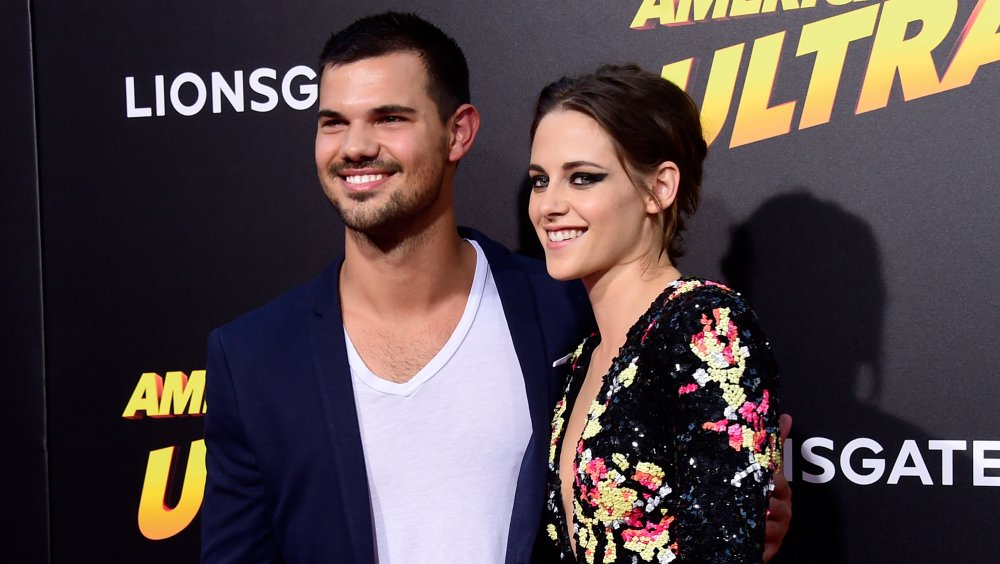 Taylor Lautner et Kristen Stewart souriants lors de la réunion à la première américaine Ultra