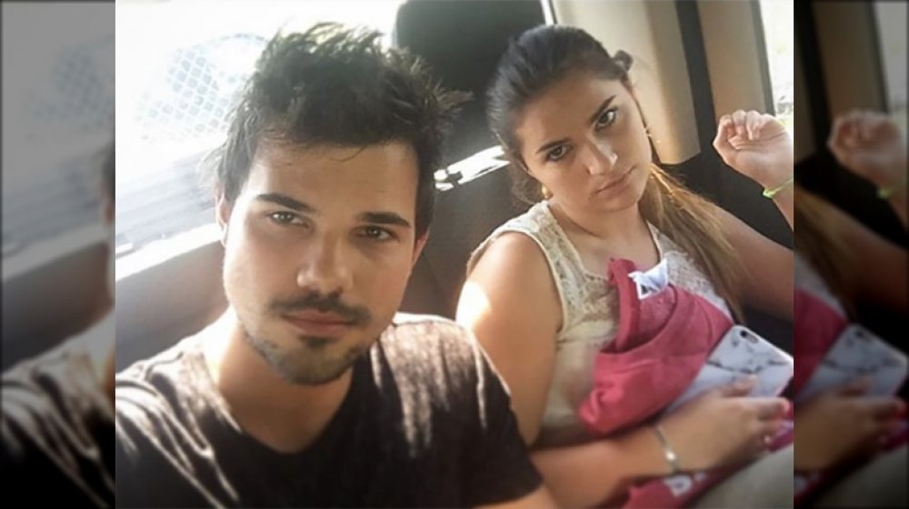 Taylor Lautner et sa sœur Makena Lautner à la recherche sérieux dans un selfie goofy