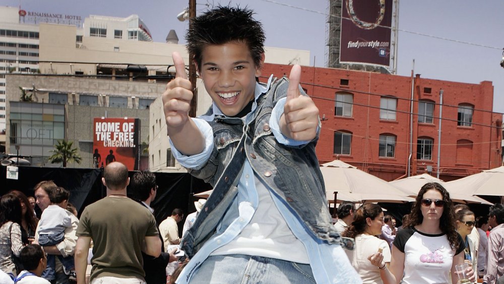 Un Taylor Lautner souriant grand et donnant deux pouces vers le haut à un afterparty pour les aventures du garçon de requin et de la fille de lave