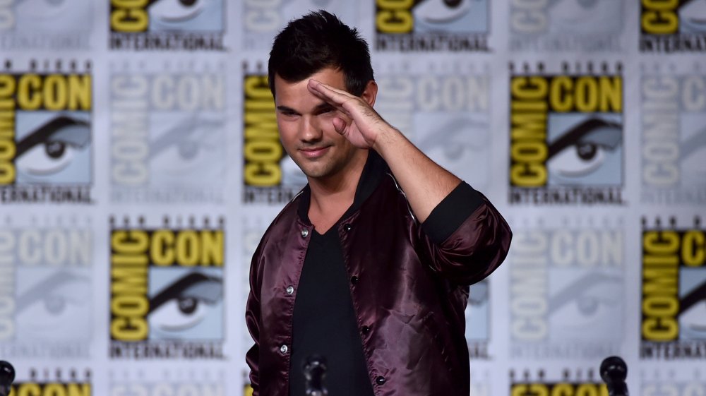 Taylor Lautner saluant ses fans lors d’un événement ComicCon 2016