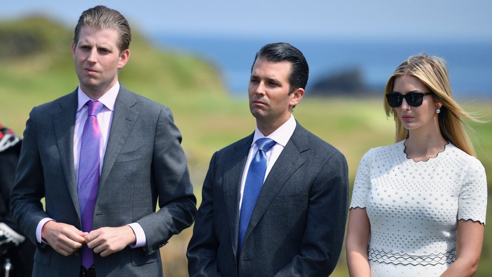 Eric Trump, Donald Trump Jr., et Ivanka Trump lors d’une conférence de presse au Turnberry Resort de Trump en Écosse 