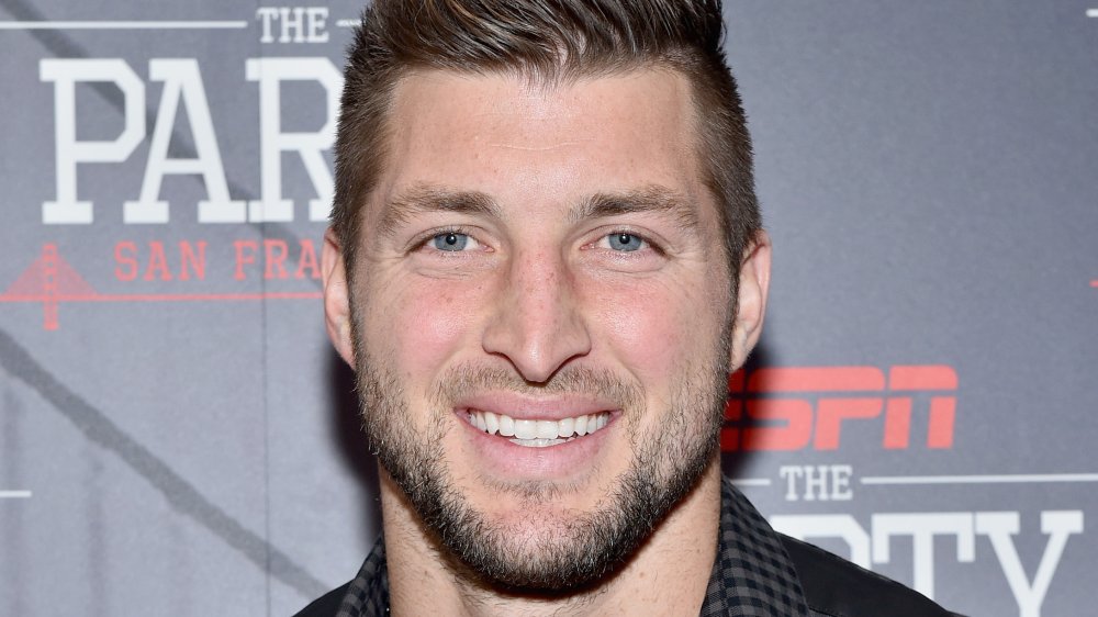 Tim Tebow souriant lors d’un événement ESPN