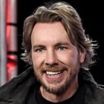 Dax Shepard vient de se raser la moitié de la tête. Voici pourquoi