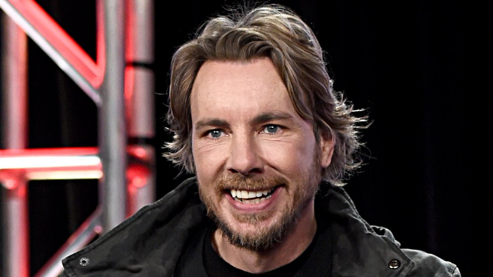 Dax Shepard vient de se raser la moitié de la tête. Voici pourquoi