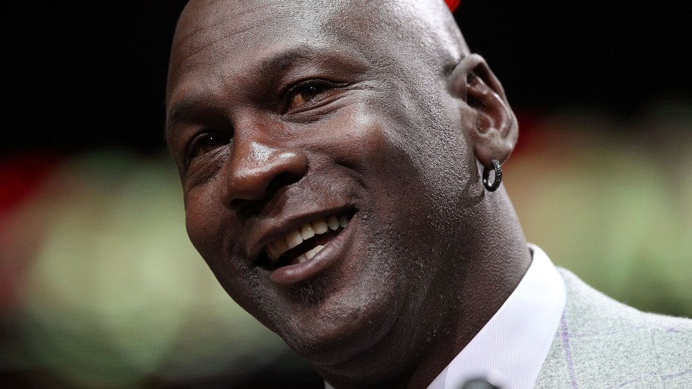 Michael Jordan souriant tout en inclinant sa tête sur le côté